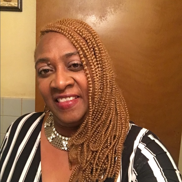 Meet your Posher, Lora - Picture 1 of 1